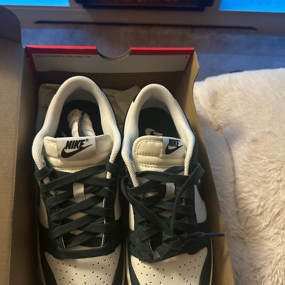 $135 Women’s Nike Dunks Low Snakeskin Green Size W 8 / M 6.5 - Picture 4 of 9